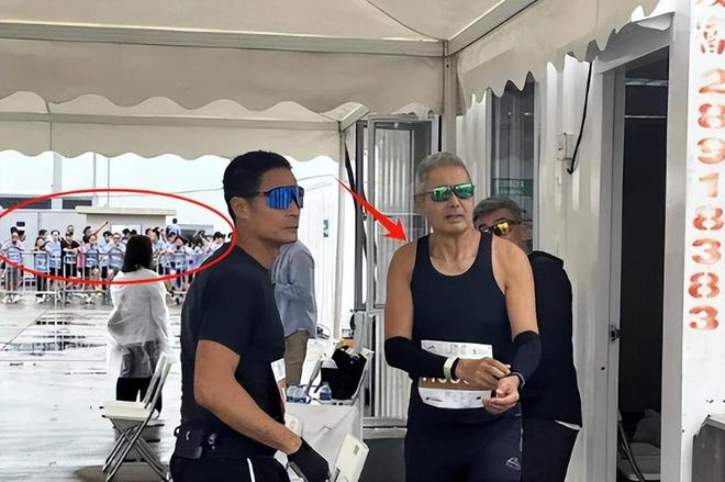 参加马拉松满头白发身材消瘦难掩苍老必一体育网站周润发罕见现身！69岁(图1)