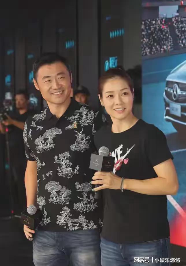 师赛被偶遇微卷短发气质迷人退役后越来越美Bsport体育最新网址惊艳！李娜上海大(图1)